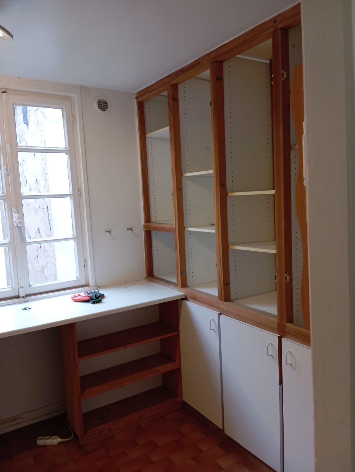 Bureau avec bibliothèque intégrée avant démolition