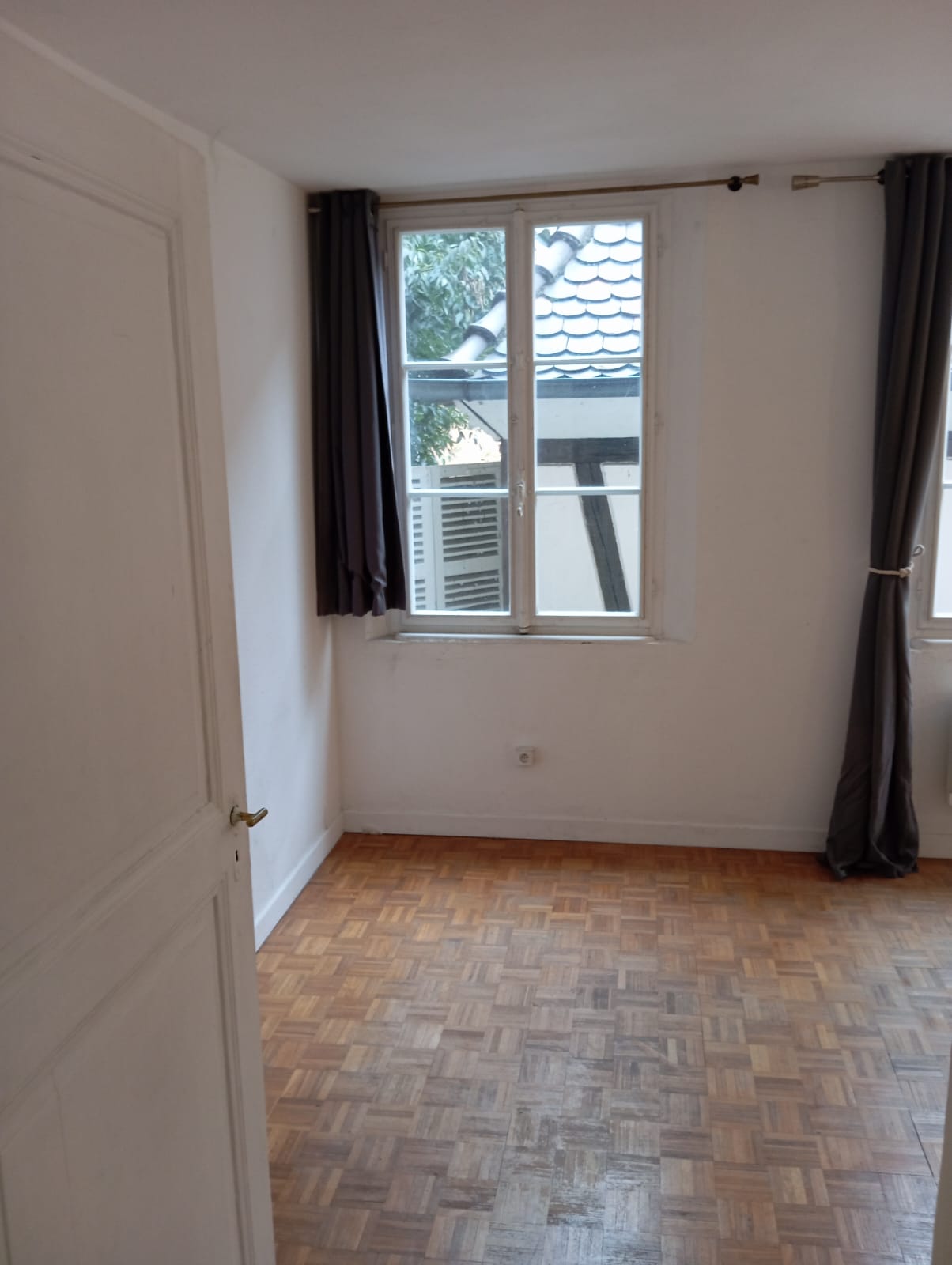 Chambre avant démolition - Vue d'ensemble avec parquet et fenêtre