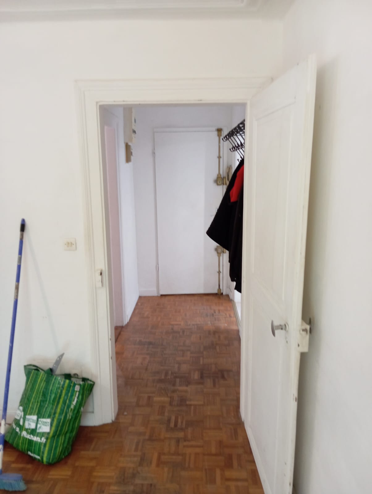 Couloir avant démolition - Vue sur les portes et parquet