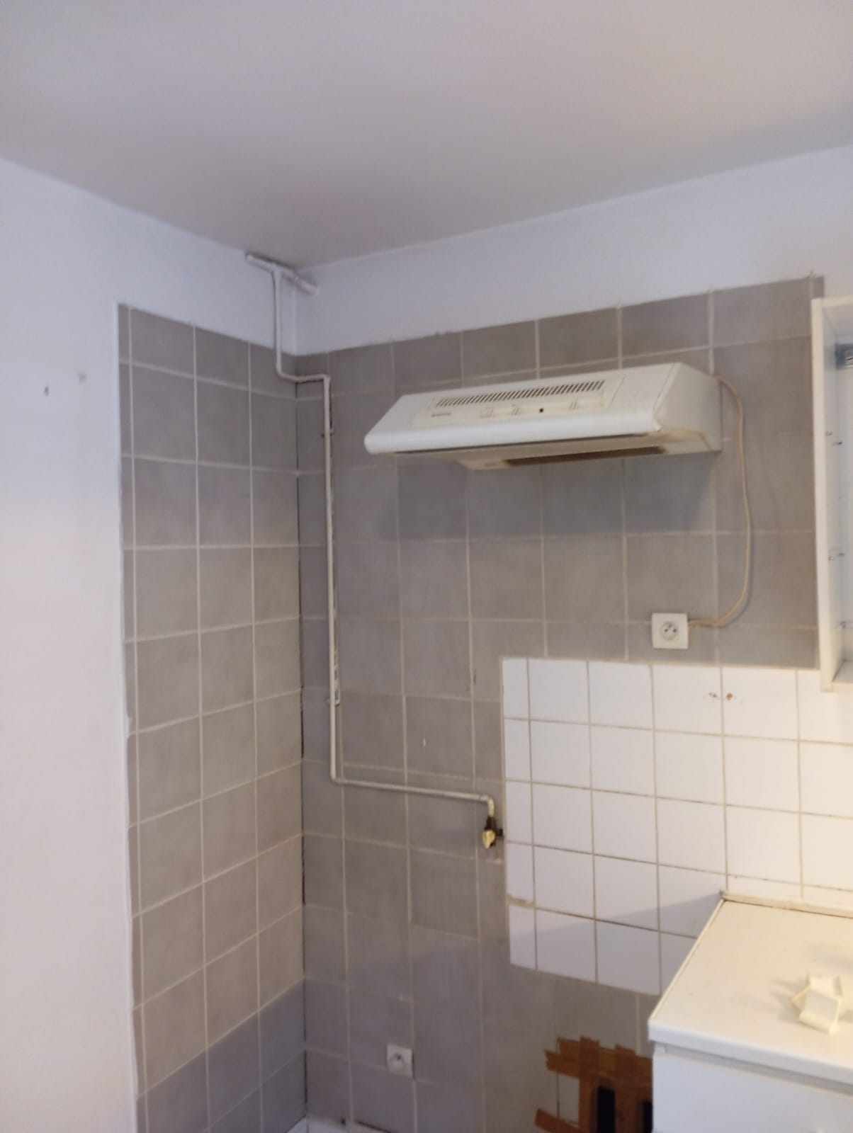 Cuisine avant démolition - Vue d'ensemble avec hotte et carrelage