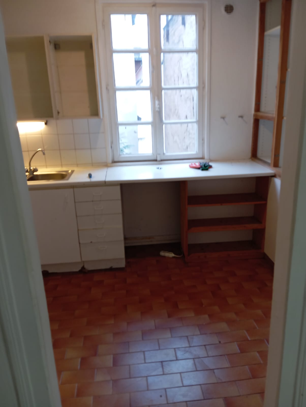 Cuisine avant démolition - Plan de travail et fenêtre