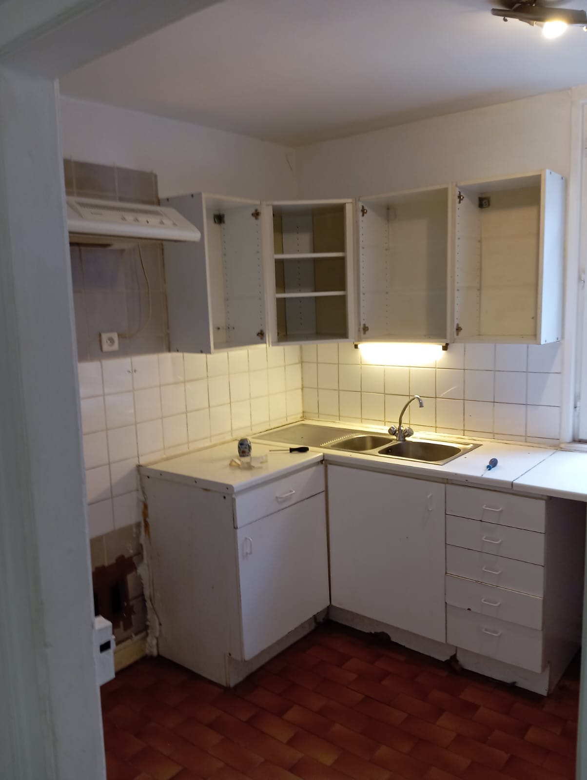 Cuisine avant démolition - Angle avec placards et évier