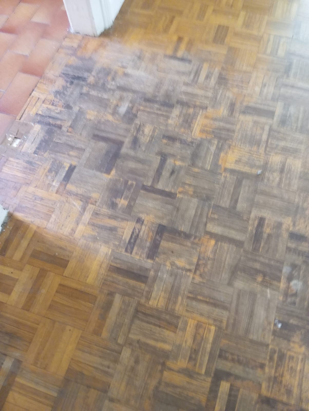 Détail du parquet en point de Hongrie avant démolition