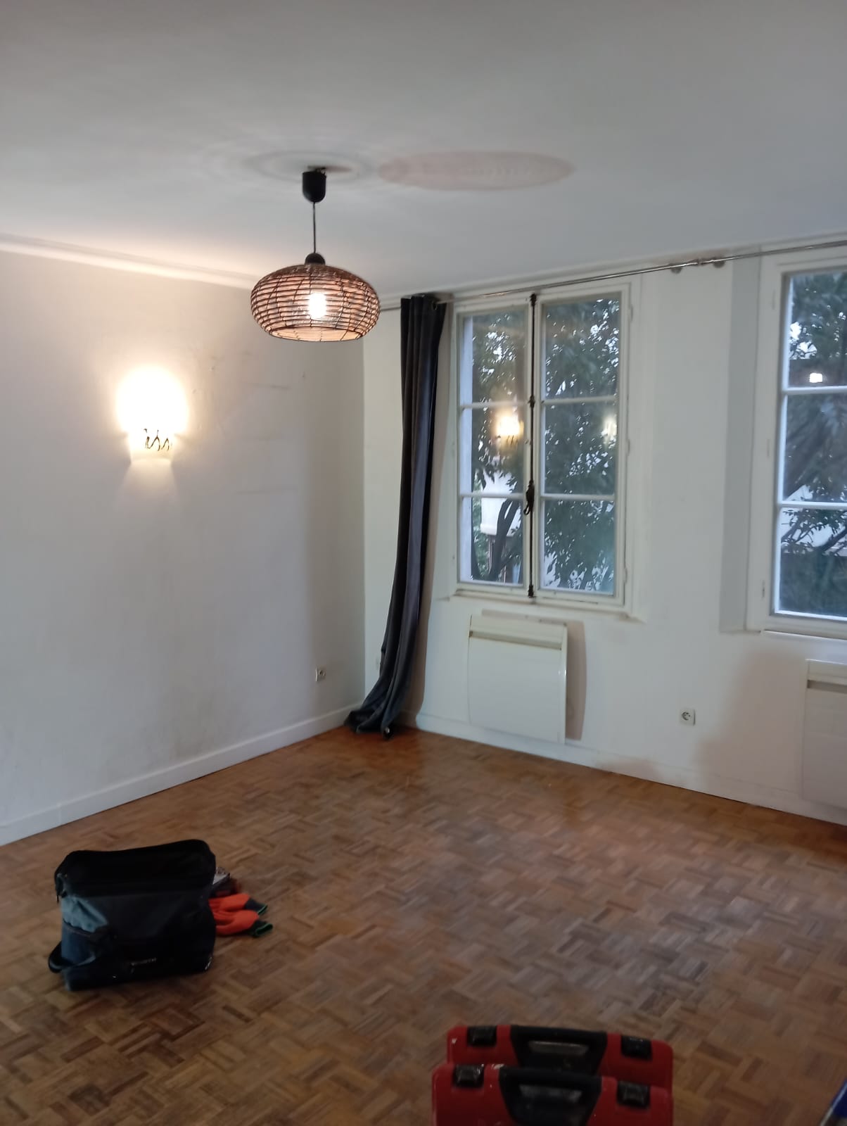 Salon avant démolition - Angle avec luminaire et applique murale